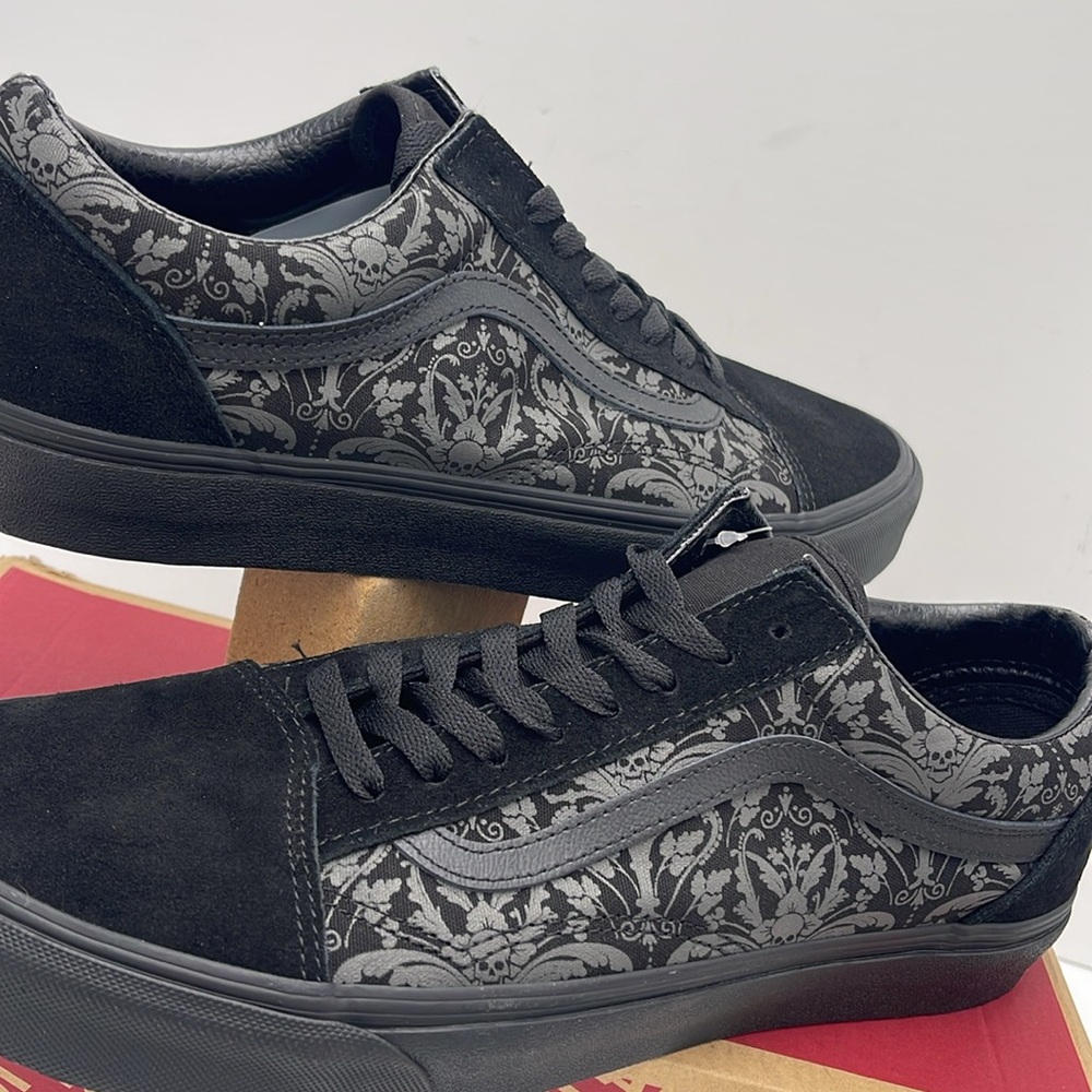 Vans WMNS Black and Gray Patterned Sneakers Old Skool
Skull Tapestry Raven/Black - Picture 10 of 15